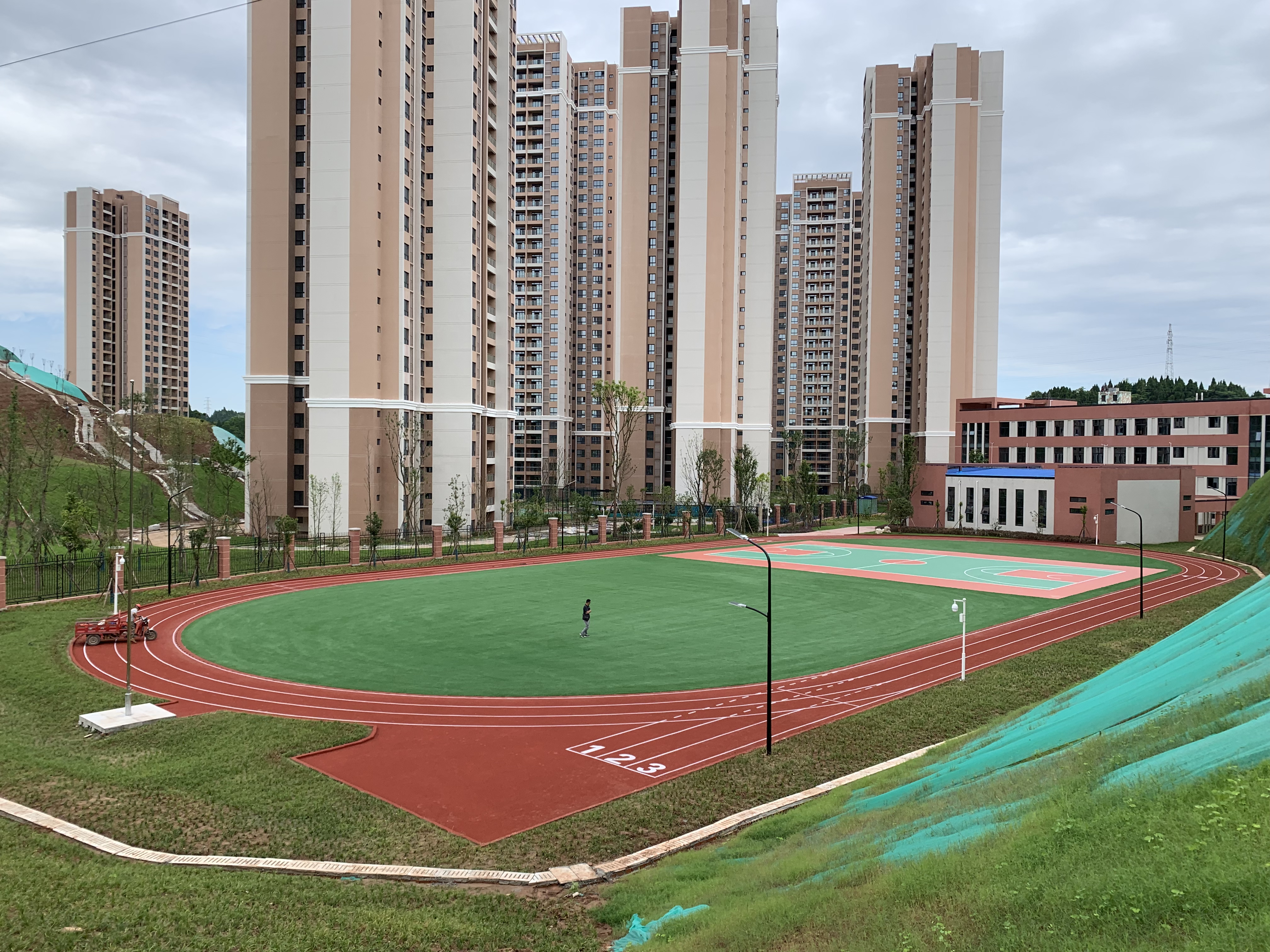 遂宁市经开区新月小学运动场项目